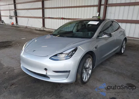 2018 Tesla Model 3 Long Range/Mid Range z USA, uszkodzony, nr VIN 5YJ3E1EA7JF009688